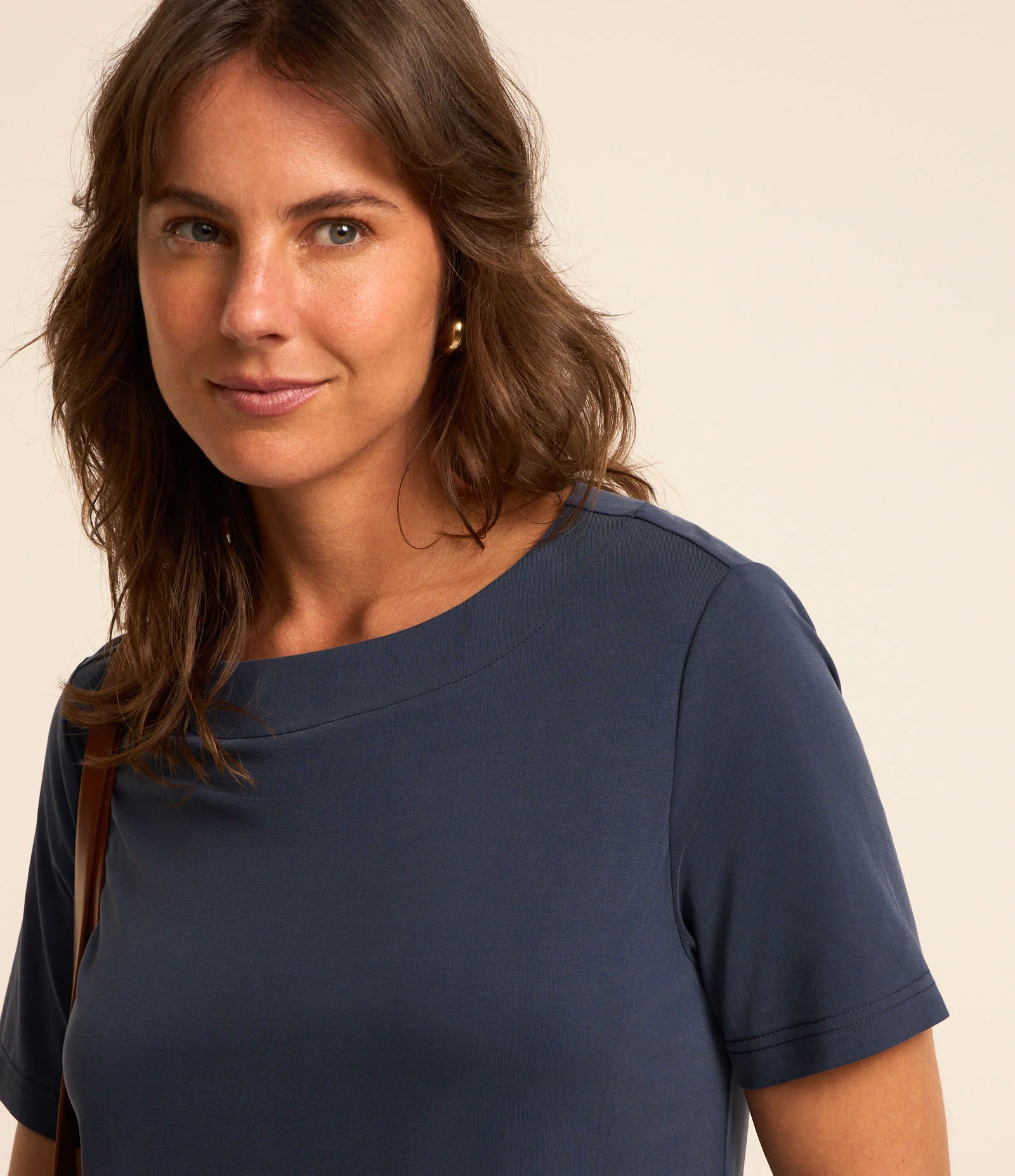 Vestido T-shirt Curto em Viscose com Bolsos Laterais - Imagem 2
