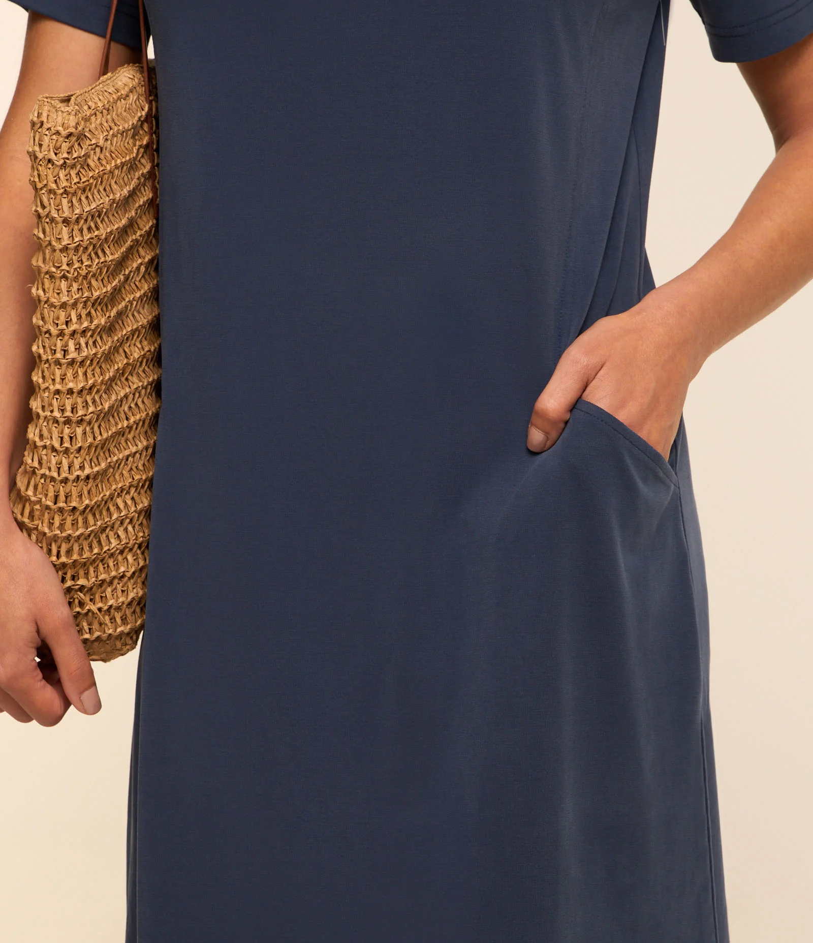 Vestido T-shirt Curto em Viscose com Bolsos Laterais - Imagem 4